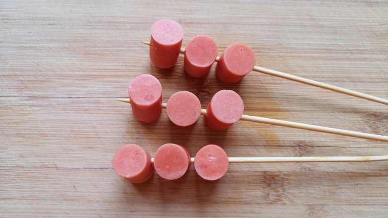 关东煮,<a style='color:red;display:inline-block;' href='/shicai/ 437'>火腿肠</a>切成小段,下入开水锅里烫一下,穿成串。