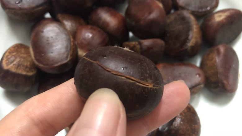 糖炒板栗,在背部切一刀,(要感觉已经切到板栗肉才行,不然不开口)