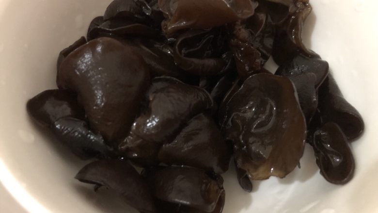 红烧日本豆腐,把泡好的木耳洗干净,捞起