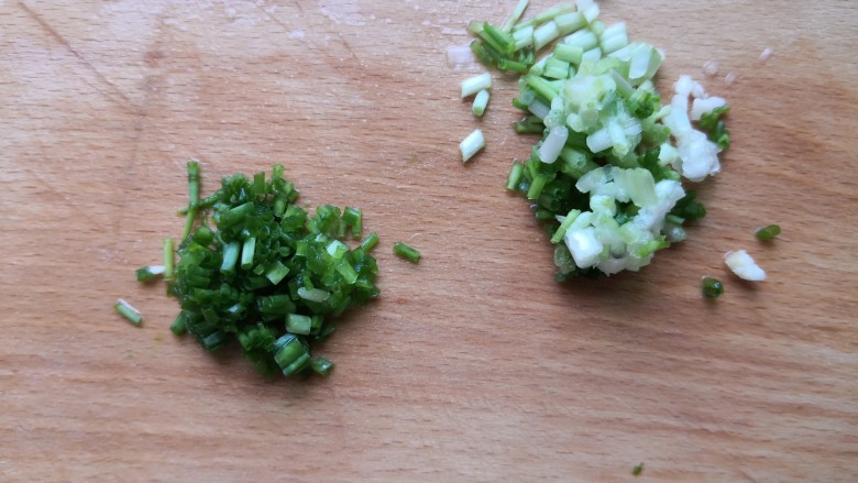 土豆炒肉丝,切成葱花,葱白和葱叶分开切