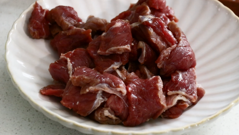 小炒牛肉,将<a style='color:red;display:inline-block;' href='/shicai/ 39500'>黄牛肉</a>顺着纹路切成薄片