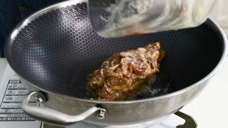 小炒牛肉,起锅热油,油热后倒入腌制好的牛肉片翻炒至断生,然后盛出备用