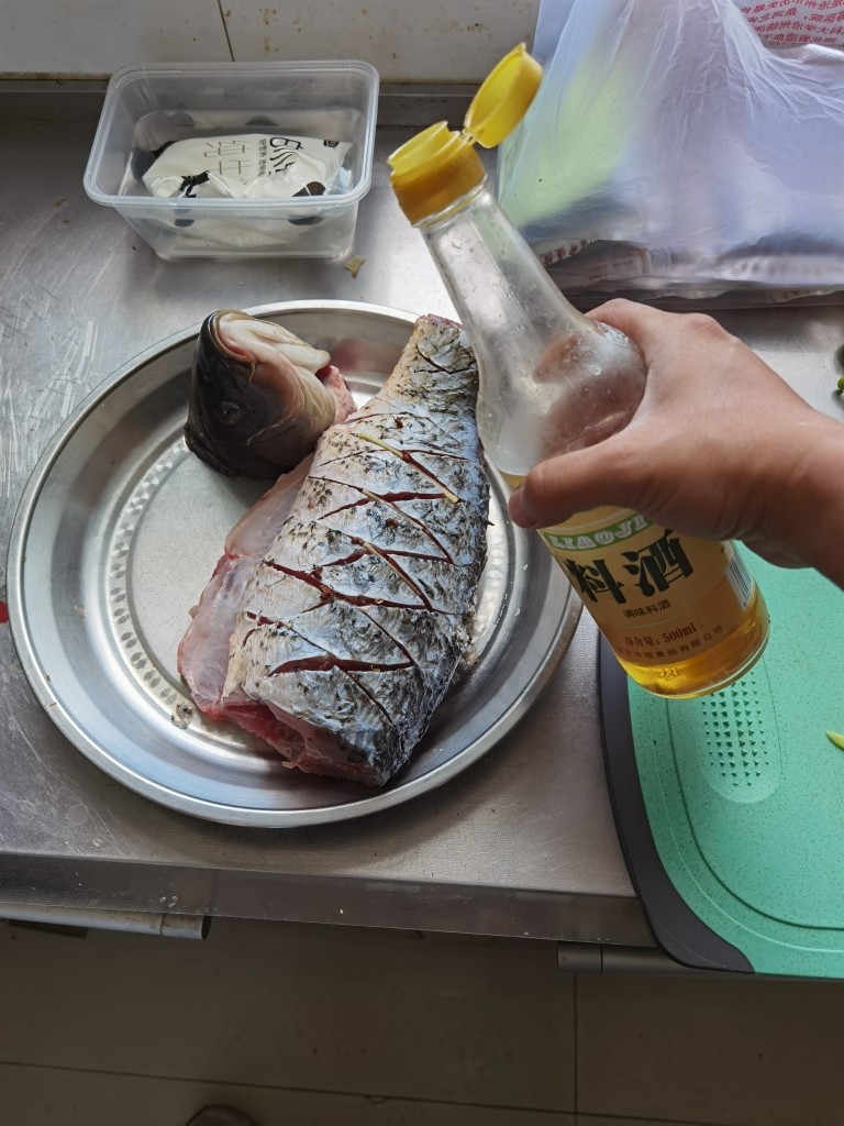 民间手把手《红烧鲤鱼》,<a style='color:red;display:inline-block;' href='/shicai/ 718'>料酒</a>腌制10分钟,准备面粉,煎锅。