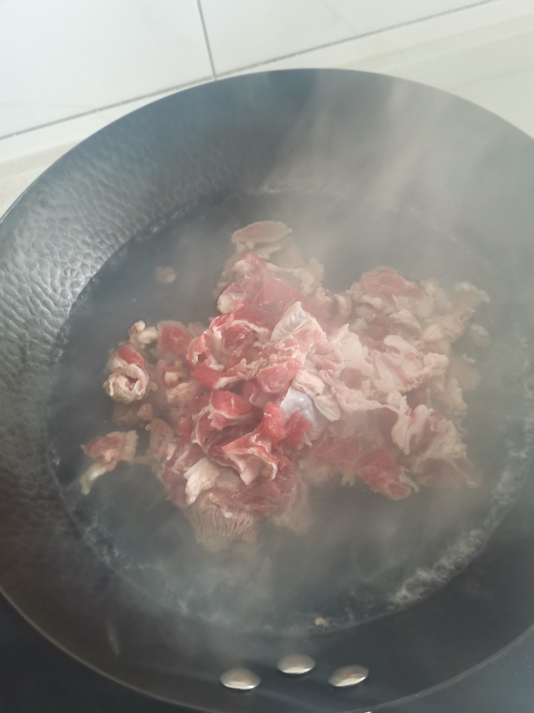 孜然牛肉,焯水