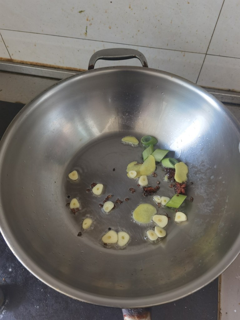 民间手把手《红烧鲤鱼》,葱姜蒜花椒大料,喜欢吃辣椒,这时可以一起放。