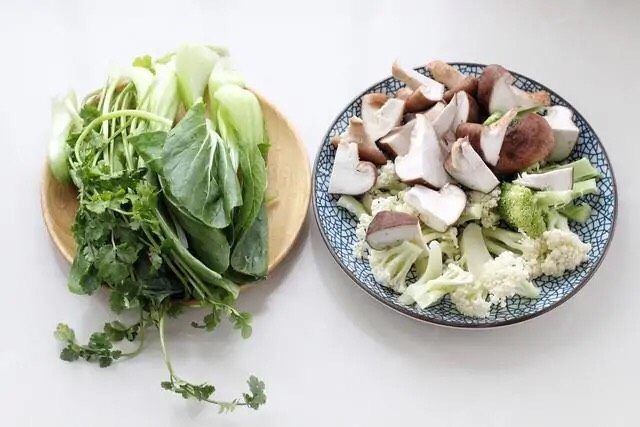 麻辣拌,蔬菜按照个人喜好添加,我这里有油菜、香菜、香菇、西兰花和有机花菜。