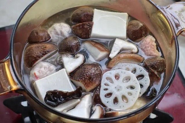 麻辣拌,锅中烧开水,先放入不容易熟的丸子类煮3-5分钟,接着放入<a style='color:red;display:inline-block;' href='/shicai/ 30'>莲藕</a>、木耳和香菇再煮两分钟。