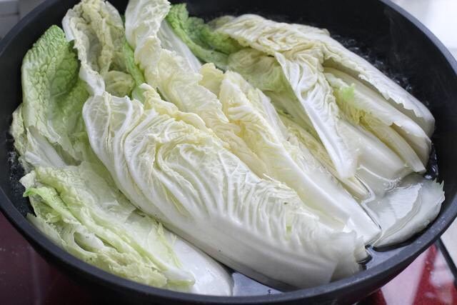 猪肉白菜水饺,白菜洗净放入沸水中烫软,捞出过凉水后挤干多余水分切碎。