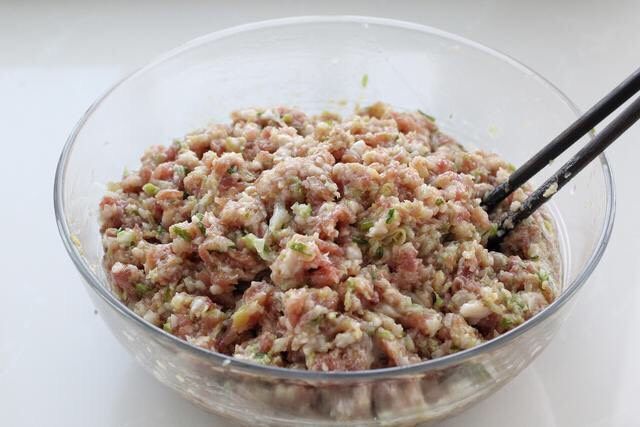猪肉白菜水饺,再将白菜碎中残留的水分挤掉,与肉馅混合拌匀即可。