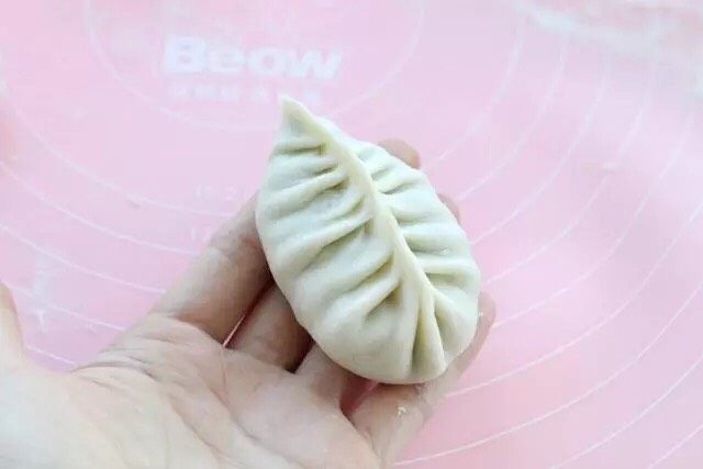三鲜蒸饺,我包的是柳叶形饺子,也可以按照自己的习惯手法来包,总之饺子皮一定要薄,馅要多放。