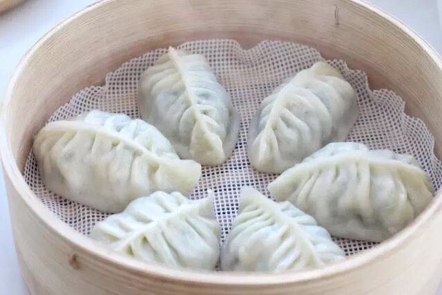 三鲜蒸饺,关火后等两分钟再揭开盖子,薄皮透亮、鲜美爆汁的三鲜蒸饺出锅喽!