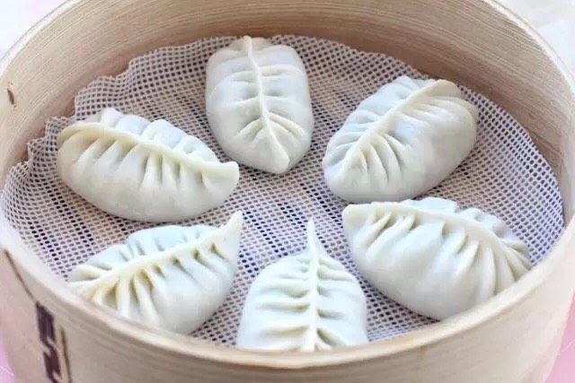 三鲜蒸饺,将包好的饺子排放进蒸笼内,蒸锅中添水烧开,放上蒸笼大火蒸约十二分钟。