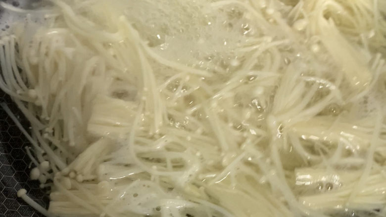 鲜到飞起来的“凉拌金针菇黄瓜🥒”,锅中烧水水开炒金针菇1分钟,超过水的金针菇放在凉水中过凉备用。