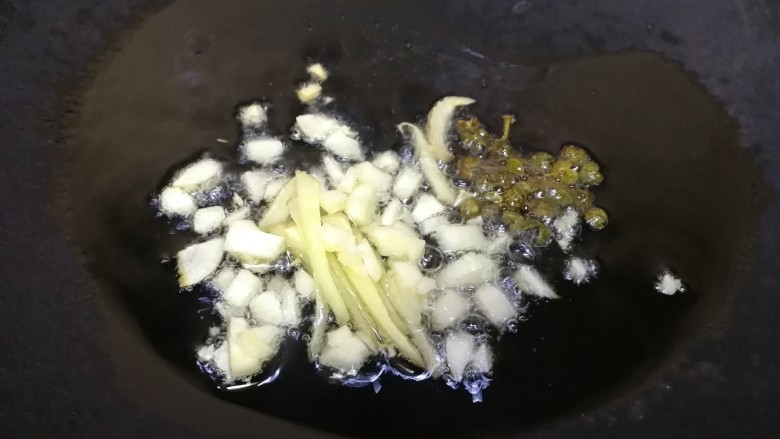 爆炒牛肚,热锅凉油,油微热放入姜丝、蒜末,麻椒粒,文火炒香。