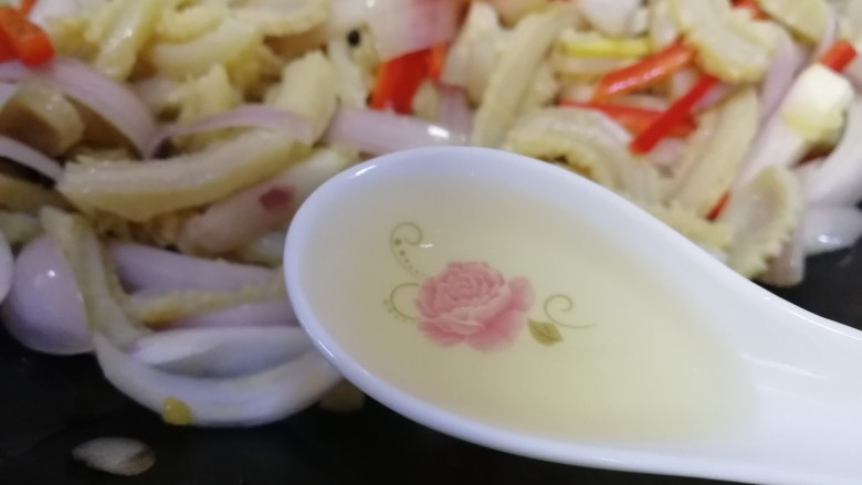 爆炒牛肚,加料酒去膻,急火爆香。