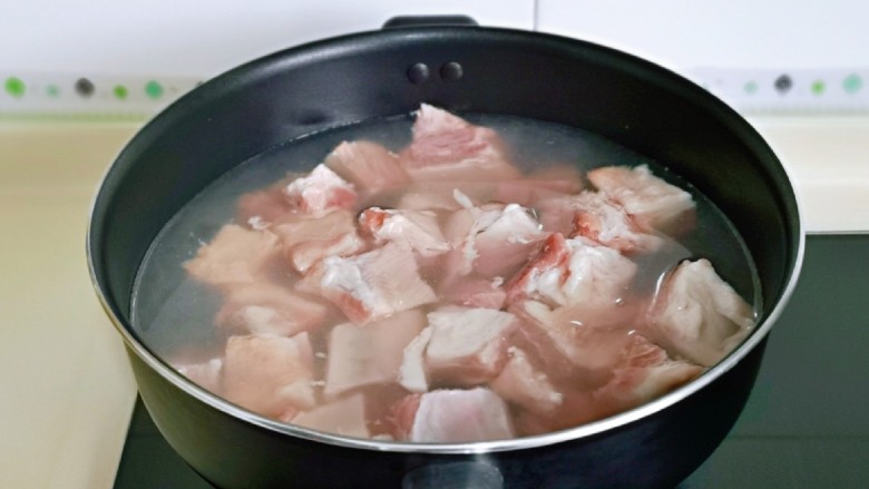 红烧土豆,排骨焯水:冷水下锅,大火烧开后再煮2分钟,捞出用温水反复冲洗,将排骨上的杂质冲洗干净,淋干水分备用。