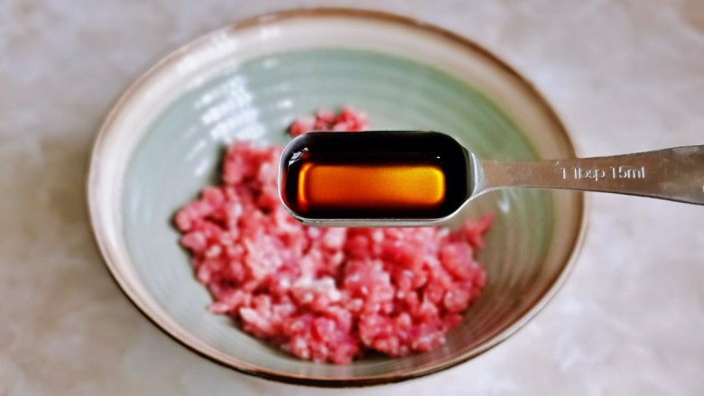 猪肉白菜水饺,首先把肉糜拌上,加入<a style='color:red;display:inline-block;' href='/shicai/ 718'>料酒</a>。