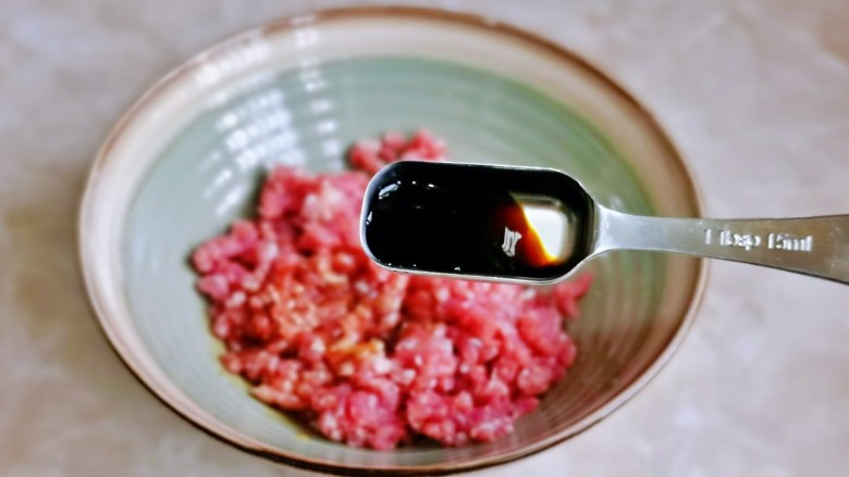 猪肉白菜水饺,加入<a style='color:red;display:inline-block;' href='/shicai/ 721'>蚝油</a>,充分搅拌均匀。