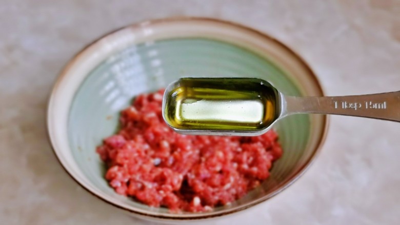 猪肉白菜水饺,淋上一勺食用油,再次搅拌均匀,静止5分钟。