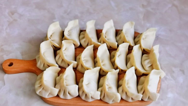 猪肉白菜水饺,依次包好,如果一次吃不完,可以速冻,随时随取很方便。