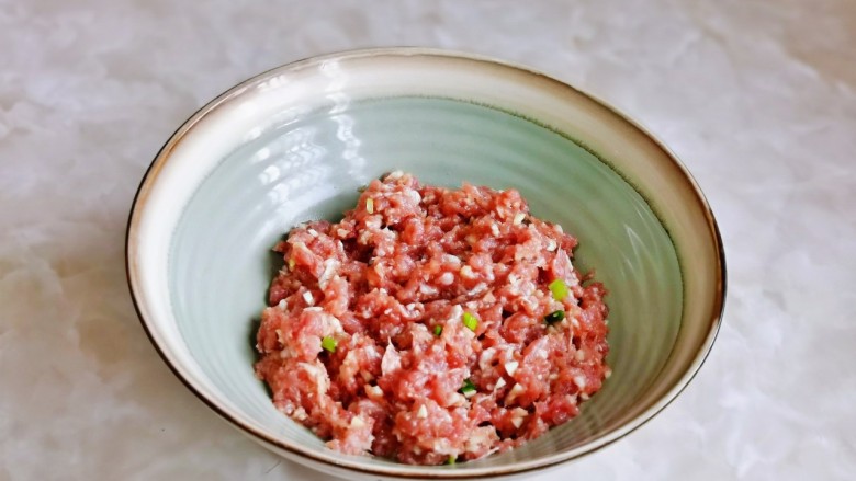 猪肉白菜水饺,充分搅拌均匀,放旁边备用。