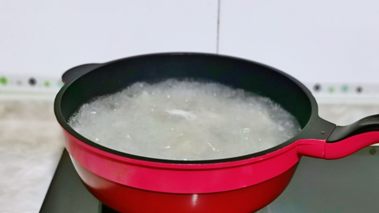 猪肉白菜水饺,水开后下饺子,吃多少煮多少,可以反复淋入冷水。