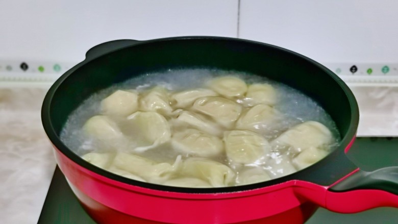 猪肉白菜水饺,煮熟的饺子漂浮在水面上即可关火。