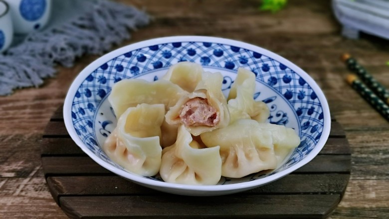 猪肉白菜水饺,皮薄馅大汁多,喜欢的做起来。