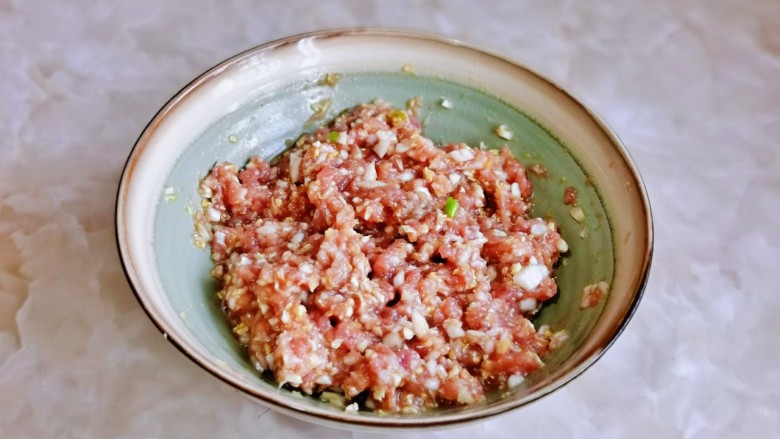猪肉白菜水饺,再加入一小勺凉开水,充分搅拌均匀,这样饺子馅就做好啦!