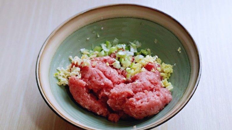 三鲜蒸饺,<a style='color:red;display:inline-block;' href='/shicai/ 10695'>肉糜</a>放入器具中,加入切好的葱姜。