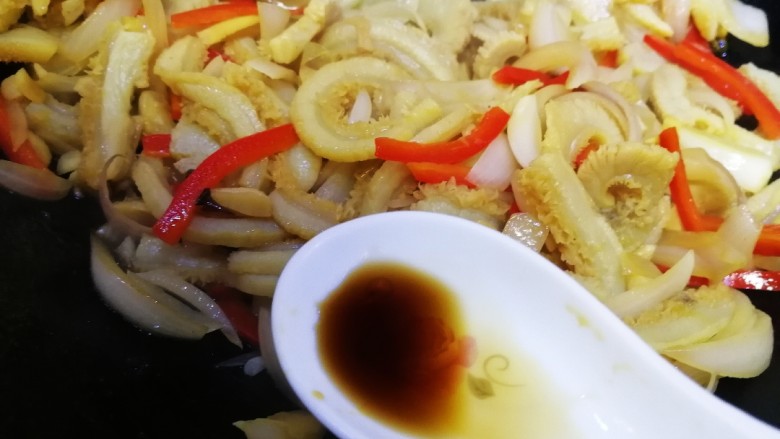 爆炒牛肚,出锅前加一点<a style='color:red;display:inline-block;' href='/shicai/ 768'>香醋</a>,少许葱花炒匀即可。