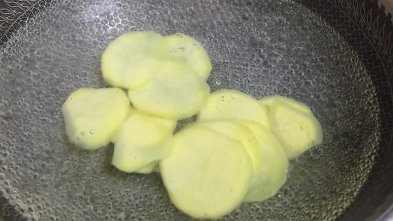 麻辣拌,烧一锅开水,水还没有沸腾的时候就可以把土豆片放进去