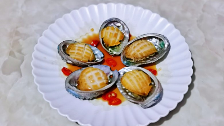 清蒸鲍鱼,取出蒸好的小鲍鱼,撒上辣椒段。
