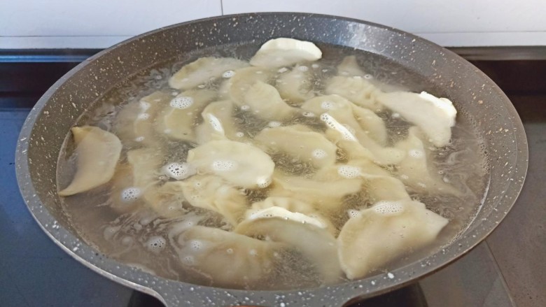 猪肉白菜水饺,水开加一点点盐,下入饺子【加了盐煮好的饺子皮筋道】