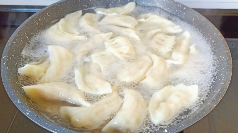 猪肉白菜水饺,煮饺子期间加2次冷水煮到饺子浮起捞出。