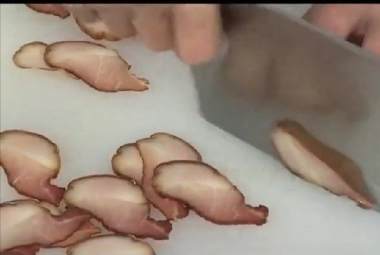 茭白炒腊肉,再把洗干净的腊肉切片,腊肉一定要用清水洗干净哦。不然咸味很重哦