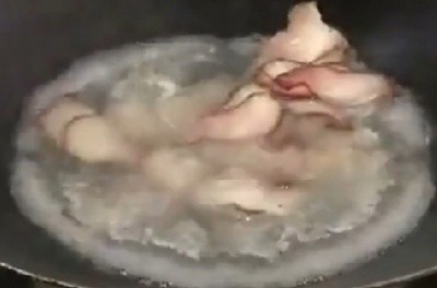 茭白炒腊肉,再倒入腊肉焯水一下,因为腊肉比较腥比较咸所以最好过水焯一下以免肉质不鲜美