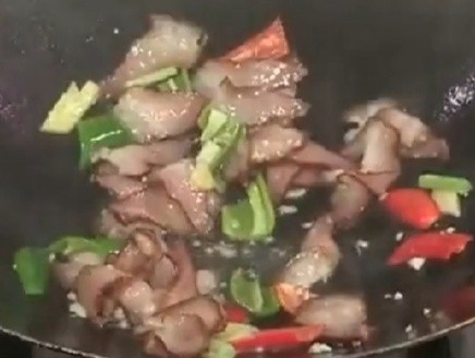 茭白炒腊肉,然后倒入腊肉翻炒一会出香味。腊肉拿来炒茭白可是很美味的哦。