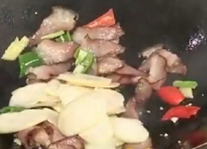 茭白炒腊肉,再倒入茭白翻炒约一分钟至熟,加料酒。盐。味精,蚝油调味