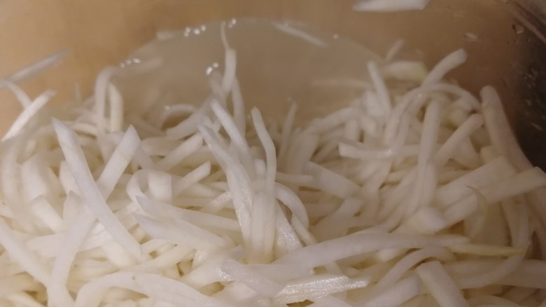香辣芥菜丝,腌出水份。