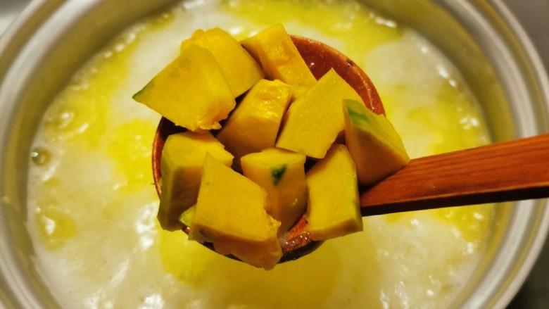 红枣南瓜粥,放入南瓜块,熬煮。
