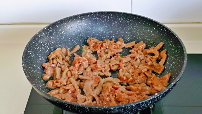 香辣肉丝,起油锅,加入腌制好的牛肉丝中火煸炒至变色盛出备用。
