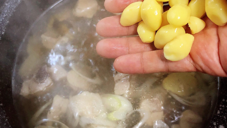松茸鸡汤,放入白果,一起炖煮30分钟。