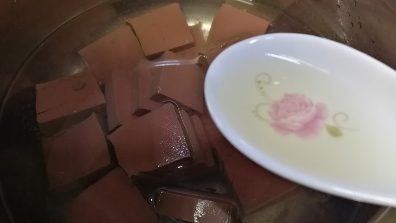 鸭血炒菠菜,放凉水里,加一勺料酒,煮开去腥。