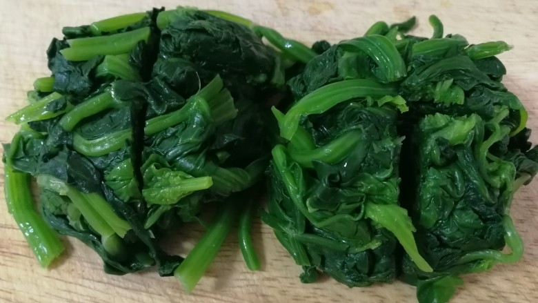 鸭血炒菠菜,过凉水攥干,切两刀,炒的时候便于入味。