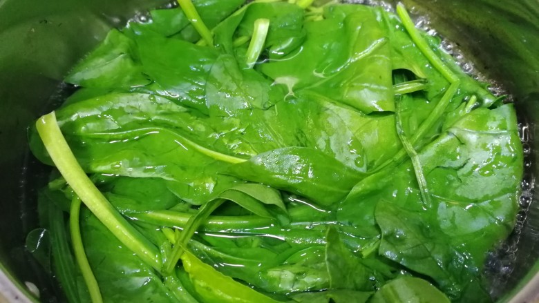 鸭血炒菠菜,水开放入菠菜焯水半分钟,去草酸。