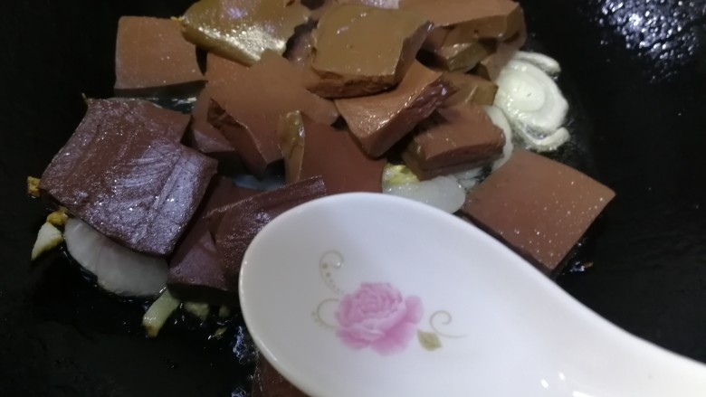 鸭血炒菠菜,放入鸭血,加一勺白酒,文火烹香炒匀去腥。