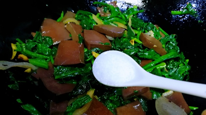 鸭血炒菠菜,加一小勺盐增味,文火炒匀即可。