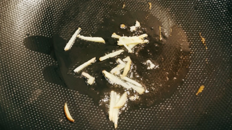 青椒皮蛋,起油锅,放入食用油,爆香姜丝。