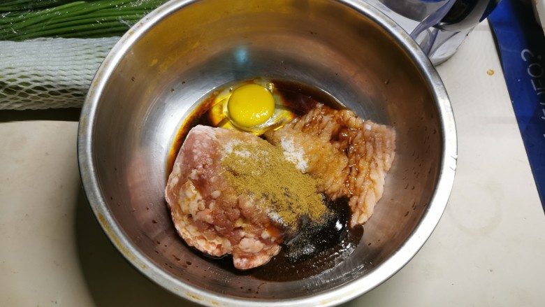 猪肉白菜水饺,放入调味料和一个生鸡蛋,搅拌均匀。